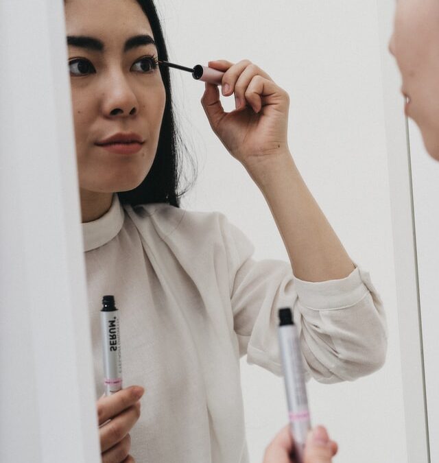 Comment faut-il appliquer son maquillage pour les cils ?