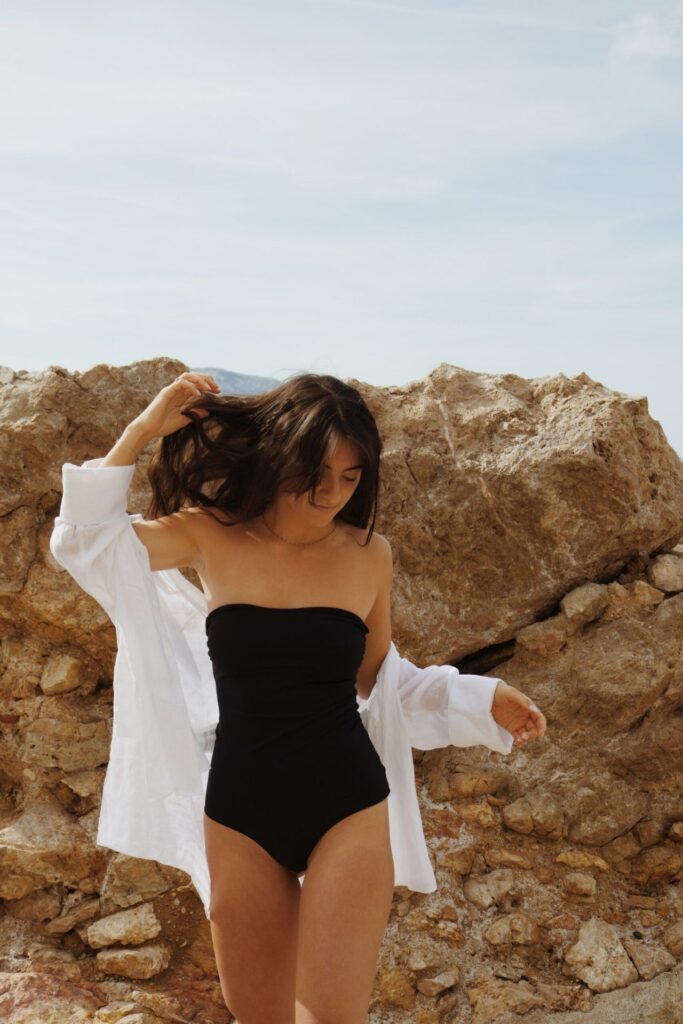 Accessoiriser le maillot bustier avec une chemise fluide